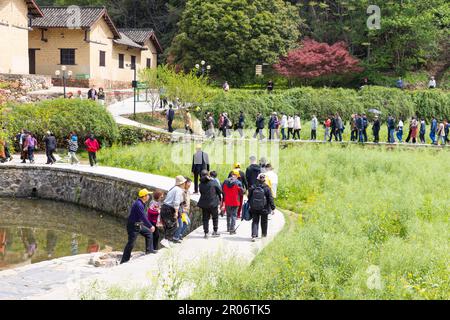 7 4 2023 Touristen stehen vor dem Eingang zum Haus von Mao Zedong (Tse-tung) in Shaoshan, dem Geburtsort des ehemaligen Vorsitzenden in Hunan, CHINA Stockfoto