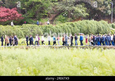 7 4 2023 Touristen stehen vor dem Eingang zum Haus von Mao Zedong (Tse-tung) in Shaoshan, dem Geburtsort des ehemaligen Vorsitzenden in Hunan, CHINA Stockfoto