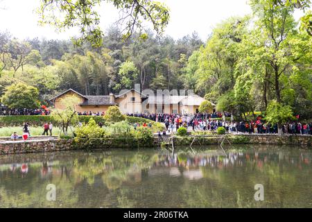 7 4 2023 Touristen stehen vor dem Eingang zum Haus von Mao Zedong (Tse-tung) in Shaoshan, dem Geburtsort des ehemaligen Vorsitzenden in Hunan, CHINA Stockfoto