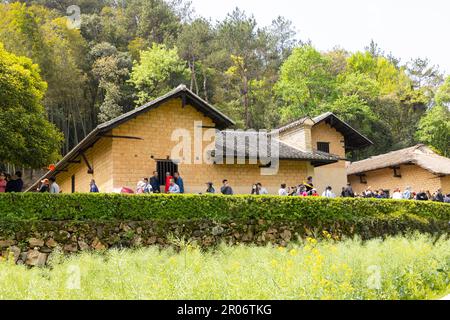 7 4 2023 Touristen stehen vor dem Eingang zum Haus von Mao Zedong (Tse-tung) in Shaoshan, dem Geburtsort des ehemaligen Vorsitzenden in Hunan, CHINA Stockfoto