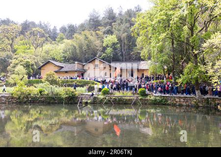 7 4 2023 Touristen stehen vor dem Eingang zum Haus von Mao Zedong (Tse-tung) in Shaoshan, dem Geburtsort des ehemaligen Vorsitzenden in Hunan, CHINA Stockfoto