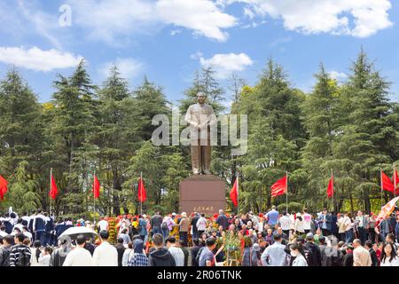 7 4 2023 chinesische Touristen, Schülerinnen und Schüler besuchen eine Statue von Mao Zedong (Tse-tung) Maos Platz in seiner Heimatstadt und Geburtsort in Shaoshan, Hunan, Stockfoto