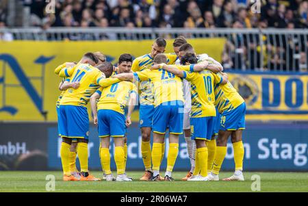 Brunswick, Deutschland. 07. Mai 2023. Fußball: 2. Bundesliga, Eintracht Braunschweig - SV Sandhausen, Matchday 31, Eintracht-Stadion. Das Team versammelt sich im Kreis. Kredit: Andreas Gora/dpa - WICHTIGER HINWEIS: Gemäß den Anforderungen der DFL Deutsche Fußball Liga und des DFB Deutscher Fußball-Bund ist es verboten, im Stadion aufgenommene Fotos und/oder das Spiel in Form von Sequenzbildern und/oder videoähnlichen Fotoserien zu verwenden oder verwenden zu lassen./dpa/Alamy Live News Stockfoto