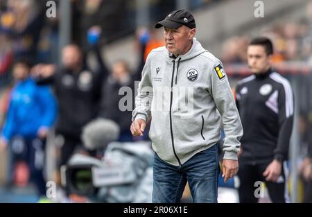 Brunswick, Deutschland. 07. Mai 2023. Fußball: 2. Bundesliga, Eintracht Braunschweig - SV Sandhausen, Matchday 31, Eintracht-Stadion. Interimstrainer Gerhard Kleppinger von SV Sandhausen steht während des Spiels an der Seitenlinie. Kredit: Andreas Gora/dpa - WICHTIGER HINWEIS: Gemäß den Anforderungen der DFL Deutsche Fußball Liga und des DFB Deutscher Fußball-Bund ist es verboten, im Stadion aufgenommene Fotos und/oder das Spiel in Form von Sequenzbildern und/oder videoähnlichen Fotoserien zu verwenden oder verwenden zu lassen./dpa/Alamy Live News Stockfoto