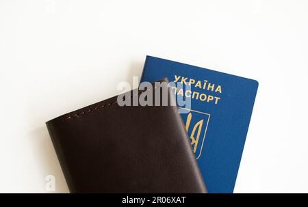 Ukrainischer biometrischer reisepass-id auf einer Lederpasshülle für Reisen durch Europa ohne Visum auf dem Tisch. Aufnahme in den ukrainischen ukrainischen Pass Stockfoto