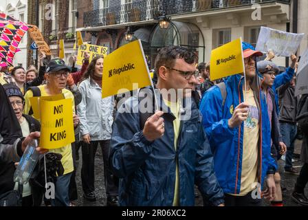 Die Demonstranten gegen die Monarchie und die Republikaner demonstrieren am 6. Mai 2023 in Piccadilly im Zentrum Londons mit einem großen Banner mit der Aufschrift "Abschaffung der Monarchie" Stockfoto