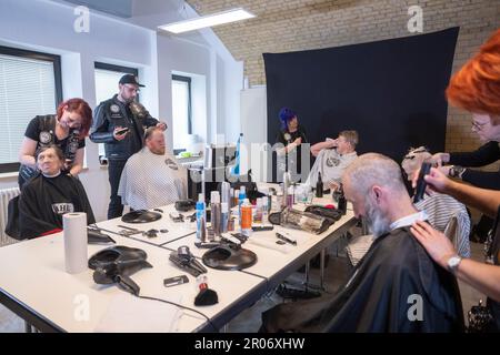Berlin, Deutschland. 07. Mai 2023. Bedürftige Menschen werden bei einer Kampagne der "Barber Angels" und der Berliner Stadtmission die Haare geschnitten. Kredit: Christophe Gateau/dpa/Alamy Live News Stockfoto