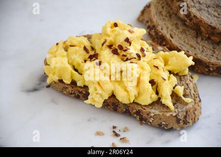 Rührei auf Toast, gesundes Frühstück, Diät-Mahlzeit, Frühstücksidee Stockfoto