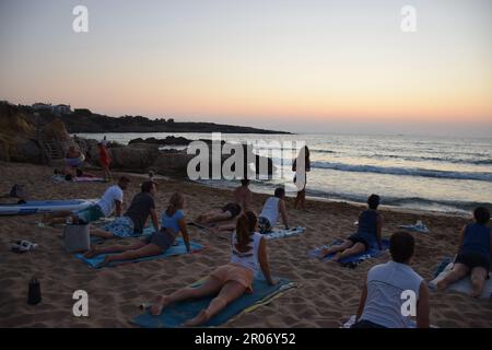 Yoga am Strand in Griechenland, TYoga-Zuflucht, Gruppen-Yoga-Kurs am Strand Stockfoto