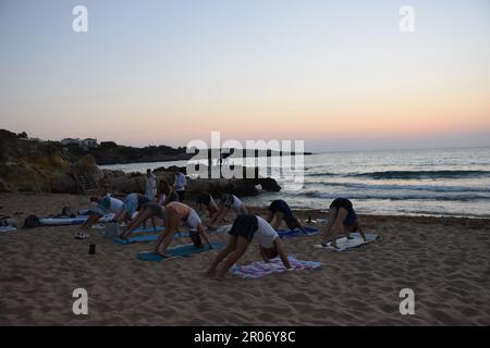 Yoga am Strand in Griechenland, TYoga-Zuflucht, Gruppen-Yoga-Kurs am Strand Stockfoto