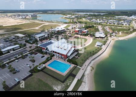 Downtown Babcock Ranch mit unvergleichlichem Blick auf das Wasser und Pool. Stockfoto