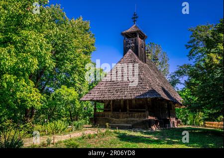 Eine hölzerne Kirche aus der Region Maramures im Dimitrie Gusti Village Museum in Bukarest, Rumänien Stockfoto