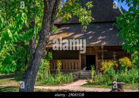 Die Holzkirche Dragomiresti im Dorfmuseum im Dimitrie Gusti National Village Museum im Herastrau Park, Bukarest, Rumänien. Stockfoto