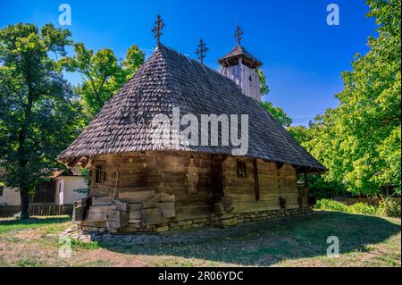 Eine hölzerne Kirche aus der Region Maramures im Dimitrie Gusti Village Museum in Bukarest, Rumänien Stockfoto