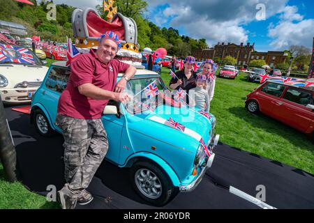 Der British Mini Day fand in der Himley Hall Nr Dudley, West Midlands, statt, um den berühmten Mini von 1959 bis heute zu feiern. In diesem Jahr feierte die Klippe auch die Königskrönung mit patriotischen Themen und Darstellungen von Mini' Vergangenheit und Gegenwart. Es gab auch ein Royal Mini Picknick im Park. LR Ashley Fellows, Carly Male, Rebecca & Emilia vom Midlands MINI Club der Veranstaltungsort Himley Hall & Park ist ein Gebäude aus dem 18. Jahrhundert inmitten einer 180 Hektar großen Parklandschaft von „Capability Brown“. Über vier Jahrhunderte lang diente es als Heimat der Herren von Dudley und ihrer Ritter. Am Sonntag um 7. Uhr Stockfoto