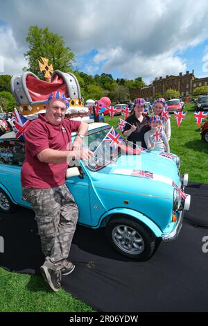 Der British Mini Day fand in der Himley Hall Nr Dudley, West Midlands, statt, um den berühmten Mini von 1959 bis heute zu feiern. In diesem Jahr feierte die Klippe auch die Königskrönung mit patriotischen Themen und Darstellungen von Mini' Vergangenheit und Gegenwart. Es gab auch ein Royal Mini Picknick im Park. LR Ashley Fellows, Carly Male, Rebecca & Emilia vom Midlands MINI Club der Veranstaltungsort Himley Hall & Park ist ein Gebäude aus dem 18. Jahrhundert inmitten einer 180 Hektar großen Parklandschaft von „Capability Brown“. Über vier Jahrhunderte lang diente es als Heimat der Herren von Dudley und ihrer Ritter. Am Sonntag um 7. Uhr Stockfoto