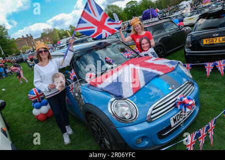 Der British Mini Day fand in der Himley Hall Nr Dudley, West Midlands, statt, um den berühmten Mini von 1959 bis heute zu feiern. In diesem Jahr feierte die Klippe auch die Königskrönung mit patriotischen Themen und Darstellungen von Mini' Vergangenheit und Gegenwart. Es gab auch ein Royal Mini Picknick im Park. LR Caroline Curry & Francoise Lucas vom Mini Girls UK Club der Veranstaltungsort Himley Hall & Park ist ein Gebäude aus dem 18. Jahrhundert inmitten einer 180 Hektar großen Parklandschaft von „Capability Brown“. Über vier Jahrhunderte lang diente es als Heimat der Herren von Dudley und ihrer Ritter. Am Sonntag, dem 7. Mai, war es nicht Stockfoto