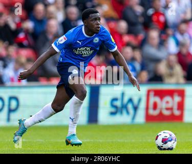 Barnsley, Großbritannien. 07. Mai 2023. Kwame Poku von Peterborough United schneidet beim Sky Bet League 1-Spiel Barnsley gegen Peterborough in Oakwell, Barnsley, Großbritannien, am 7. Mai 2023 (Foto von Nick Browning/News Images) in Barnsley, Großbritannien, am 5./7. Mai 2023. (Foto von Nick Browning/News Images/Sipa USA) Guthaben: SIPA USA/Alamy Live News Stockfoto