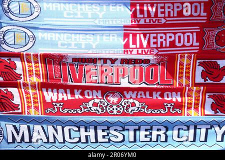 Schals von Liverpool und Manchester City werden vor dem Barclays Women's Super League-Spiel im Prenton Park, Birkenhead, ausgestellt. Foto: Sonntag, 7. Mai 2023. Stockfoto