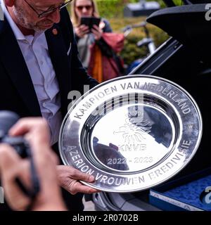 Zwolle, Niederlande. 07. Mai 2023. ZWOLLE, NIEDERLANDE - MAI 7: Die Kampioensschaal-Trophäe der niederländischen Azerion Eredivisie während des niederländischen Azerion Eredivisie Vrouwen-Spiels zwischen PEC Zwolle und Ajax im MAC3PARK. Stadion am 7. Mai 2023 in Zwolle, Niederlande (Foto von Jan Mulder/Orange Pictures) Credit: Orange Pics BV/Alamy Live News Stockfoto