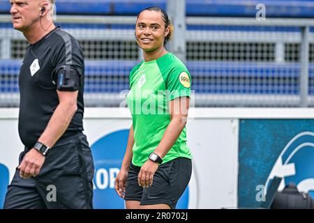 Zwolle, Niederlande. 07. Mai 2023. ZWOLLE, NIEDERLANDE - MAI 7: Schiedsrichterin Marisca Overtoom während des niederländischen Azerion Eredivisie Vrouwen-Spiels zwischen PEC Zwolle und Ajax im MAC3PARK. Stadion am 7. Mai 2023 in Zwolle, Niederlande (Foto von Jan Mulder/Orange Pictures) Kredit: Orange Pics BV/Alamy Live News Stockfoto