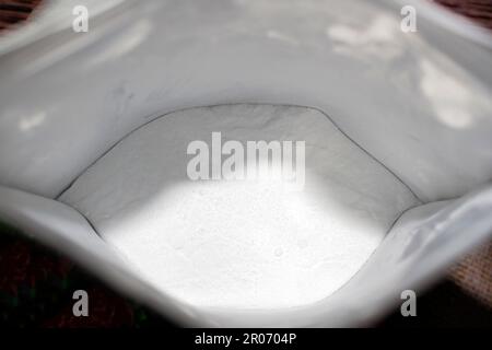 Weißes Pulver von Sportergänzungsmitteln in einer Verpackung Stockfoto