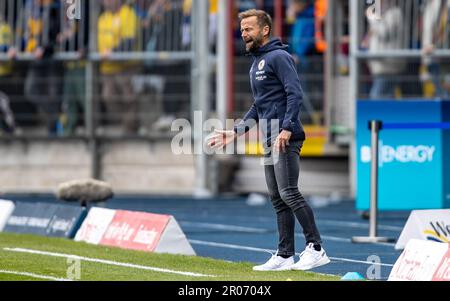 Brunswick, Deutschland. 07. Mai 2023. Fußball: 2. Bundesliga, Eintracht Braunschweig - SV Sandhausen, Matchday 31, Eintracht-Stadion. Trainer Michael Schiele von Eintracht Braunschweig wird am Rande gestikuliert. Kredit: Andreas Gora/dpa - WICHTIGER HINWEIS: Gemäß den Anforderungen der DFL Deutsche Fußball Liga und des DFB Deutscher Fußball-Bund ist es verboten, im Stadion aufgenommene Fotos und/oder das Spiel in Form von Sequenzbildern und/oder videoähnlichen Fotoserien zu verwenden oder verwenden zu lassen./dpa/Alamy Live News Stockfoto