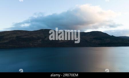 Wunderbarer Blick auf den See und den Himmel. Blauer See inmitten der Berge und Wolken am Himmel Stockfoto