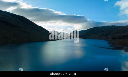 Wunderbarer Blick auf den See und den Himmel. Blauer See inmitten der Berge und Wolken am Himmel Stockfoto