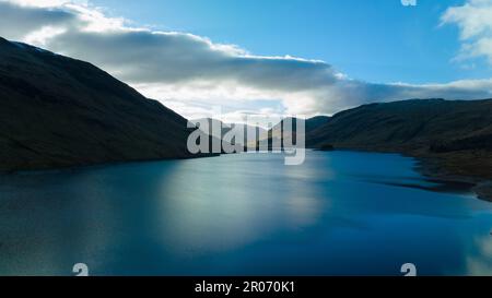 Wunderbarer Blick auf den See und den Himmel. Blauer See inmitten der Berge und Wolken am Himmel Stockfoto