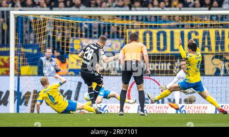 Brunswick, Deutschland. 07. Mai 2023. Fußball: 2. Bundesliga, Eintracht Braunschweig - SV Sandhausen, Matchday 31, Eintracht-Stadion. Janik Bachmann von SV Sandhausen schießt aufs Tor. Kredit: Andreas Gora/dpa - WICHTIGER HINWEIS: Gemäß den Anforderungen der DFL Deutsche Fußball Liga und des DFB Deutscher Fußball-Bund ist es verboten, im Stadion aufgenommene Fotos und/oder das Spiel in Form von Sequenzbildern und/oder videoähnlichen Fotoserien zu verwenden oder verwenden zu lassen./dpa/Alamy Live News Stockfoto