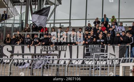 Brunswick, Deutschland. 07. Mai 2023. Fußball: 2. Bundesliga, Eintracht Braunschweig - SV Sandhausen, Matchday 31, Eintracht-Stadion. Sandhausen-Fans feiern ihr Team im Besucherblock. Kredit: Andreas Gora/dpa - WICHTIGER HINWEIS: Gemäß den Anforderungen der DFL Deutsche Fußball Liga und des DFB Deutscher Fußball-Bund ist es verboten, im Stadion aufgenommene Fotos und/oder das Spiel in Form von Sequenzbildern und/oder videoähnlichen Fotoserien zu verwenden oder verwenden zu lassen./dpa/Alamy Live News Stockfoto