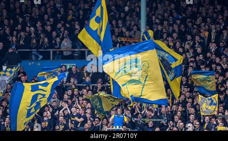 Brunswick, Deutschland. 07. Mai 2023. Fußball: 2. Bundesliga, Eintracht Braunschweig - SV Sandhausen, Matchday 31, Eintracht-Stadion. Braunschweig-Fans feiern ihr Team. Kredit: Andreas Gora/dpa - WICHTIGER HINWEIS: Gemäß den Anforderungen der DFL Deutsche Fußball Liga und des DFB Deutscher Fußball-Bund ist es verboten, im Stadion aufgenommene Fotos und/oder das Spiel in Form von Sequenzbildern und/oder videoähnlichen Fotoserien zu verwenden oder verwenden zu lassen./dpa/Alamy Live News Stockfoto