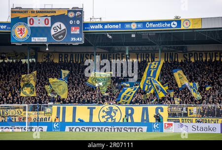 Brunswick, Deutschland. 07. Mai 2023. Fußball: 2. Bundesliga, Eintracht Braunschweig - SV Sandhausen, Matchday 31, Eintracht-Stadion. Braunschweig-Fans feiern ihr Team. Kredit: Andreas Gora/dpa - WICHTIGER HINWEIS: Gemäß den Anforderungen der DFL Deutsche Fußball Liga und des DFB Deutscher Fußball-Bund ist es verboten, im Stadion aufgenommene Fotos und/oder das Spiel in Form von Sequenzbildern und/oder videoähnlichen Fotoserien zu verwenden oder verwenden zu lassen./dpa/Alamy Live News Stockfoto