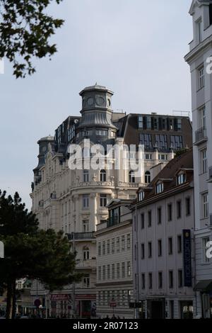 Ein großes historisches Gebäude in Wien an der Straßenecke Stockfoto