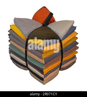 Ein Stapel farbenfroher, dekorativer Kissen aus Textilmaterial, die mit einer Schleife verbunden sind, isoliert auf weißem Hintergrund Stockfoto