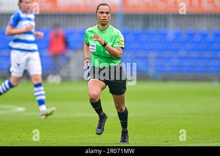Zwolle, Niederlande. 07. Mai 2023. ZWOLLE, NIEDERLANDE - MAI 7: Schiedsrichterin Marisca Overtoom während des niederländischen Azerion Eredivisie Vrouwen-Spiels zwischen PEC Zwolle und Ajax im MAC3PARK. Stadion am 7. Mai 2023 in Zwolle, Niederlande (Foto von Jan Mulder/Orange Pictures) Kredit: Orange Pics BV/Alamy Live News Stockfoto