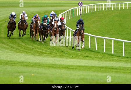 Läufer und Reiter im Captain Dara Fitzpatrick Memorial Maiden während des Derby Trial Day auf der Leopardstown Racecourse in Dublin, Irland. Foto: Sonntag, 7. Mai 2023. Stockfoto