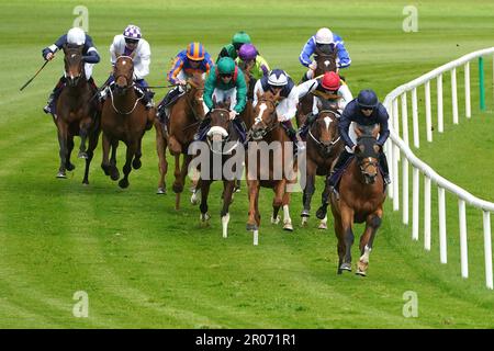 Läufer und Reiter im Captain Dara Fitzpatrick Memorial Maiden während des Derby Trial Day auf der Leopardstown Racecourse in Dublin, Irland. Foto: Sonntag, 7. Mai 2023. Stockfoto