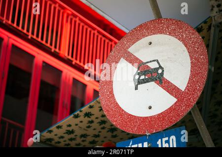 Keine Autos erlaubt Verkehrsschild auf einer Stadtstraße. Rotes rundes Schild mit durchgestrichenem Fahrzeug, das anzeigt, dass Fahrzeuge verboten sind Stockfoto