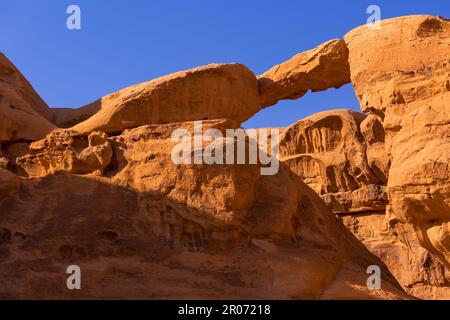 Burdah Arch Rock Bridge, Wadi Rum, Jordan Nahaufnahme Stockfoto