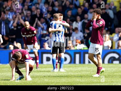 Craig Forsyth und Haydon Roberts aus Derby County haben nach dem Spiel Sky Bet League One im Hillsborough Stadium, Sheffield, die letzte Pfeife gespielt. Foto: Sonntag, 7. Mai 2023. Stockfoto