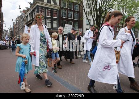 Amsterdam, Niederlande. 07. Mai 2023. Wissenschaftler Rebellion Aktivisten und Unterstützer von Umweltorganisationen nehmen am 7. Mai 2022 am Scientist Rebellion Protest gegen den Klimawandel in Amsterdam, Niederlande, Teil. Die Demonstranten fordern Maßnahmen zur Bekämpfung der Klimakrise, die Heizrekorde werden immer wieder gebrochen, was zu tiefgreifenden Veränderungen für das gesamte Leben auf der Erde führt. Wissenschaftler und Wissenschaftler sagen, dass die Welt auf eine Klimakatastrophe zusteuert. (Foto: Paulo Amorim/Sipa USA) Guthaben: SIPA USA/Alamy Live News Stockfoto