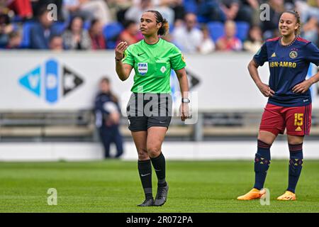 Zwolle, Niederlande. 07. Mai 2023. ZWOLLE, NIEDERLANDE - MAI 7: Schiedsrichterin Marisca Overtoom während des niederländischen Azerion Eredivisie Vrouwen-Spiels zwischen PEC Zwolle und Ajax im MAC3PARK. Stadion am 7. Mai 2023 in Zwolle, Niederlande (Foto von Jan Mulder/Orange Pictures) Kredit: Orange Pics BV/Alamy Live News Stockfoto