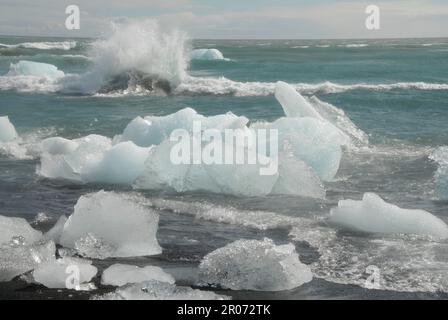 Diamond Beach, Island. 11. Aug. 2022. Diamond Beach ist eine Touristenattraktion im Süden Islands. Die Eisstücke werden aus Jökulsárlón, einer Gletscherlagune neben dem Vatnajökull-Nationalpark im Südosten Islands, gespült. Die Lagune enthält Eisberge der Breidamerkurjökull-Gletscherzunge, die Teil des Vatnajökull-Gletschers ist, des größten Gletschers in Europa. Kredit: Finn Huwald/dpa/Alamy Live News Stockfoto