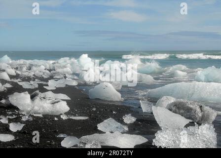 Diamond Beach, Island. 11. Aug. 2022. Diamond Beach ist eine Touristenattraktion im Süden Islands. Die Eisstücke werden aus Jökulsárlón, einer Gletscherlagune neben dem Vatnajökull-Nationalpark im Südosten Islands, gespült. Die Lagune enthält Eisberge der Breidamerkurjökull-Gletscherzunge, die Teil des Vatnajökull-Gletschers ist, des größten Gletschers in Europa. Kredit: Finn Huwald/dpa/Alamy Live News Stockfoto