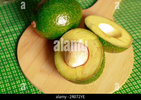 Frische Mango- und Avocado-Früchte auf dem Küchentisch, bei Tageslicht Stockfoto