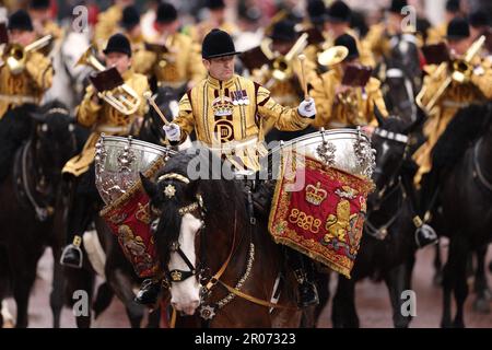 Während der Krönung von König Karl III. Und Königin Camilla führt die Militärprozession die Mall hinunter in Richtung Buckingham Palace. Foto: Samstag, 6. Mai 2023. Stockfoto