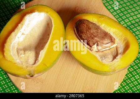 Frische Mango- und Avocado-Früchte auf dem Küchentisch, bei Tageslicht Stockfoto
