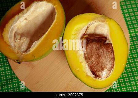 Frische Mango- und Avocado-Früchte auf dem Küchentisch, bei Tageslicht Stockfoto